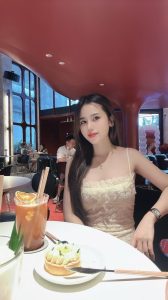 professional therapist performing body massage in Singapore